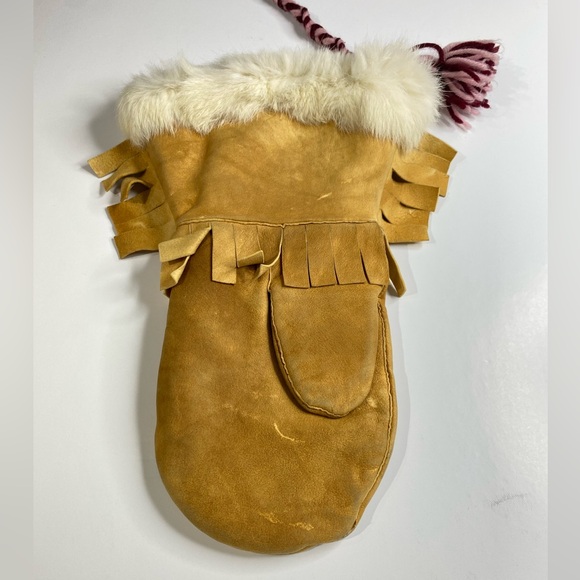 MOOSEHIDE/FUR EMBROIDERED FLOWER MITTENS MADE IN THE CREE NATION OF MISTISSINI! - Picture 8 of 15